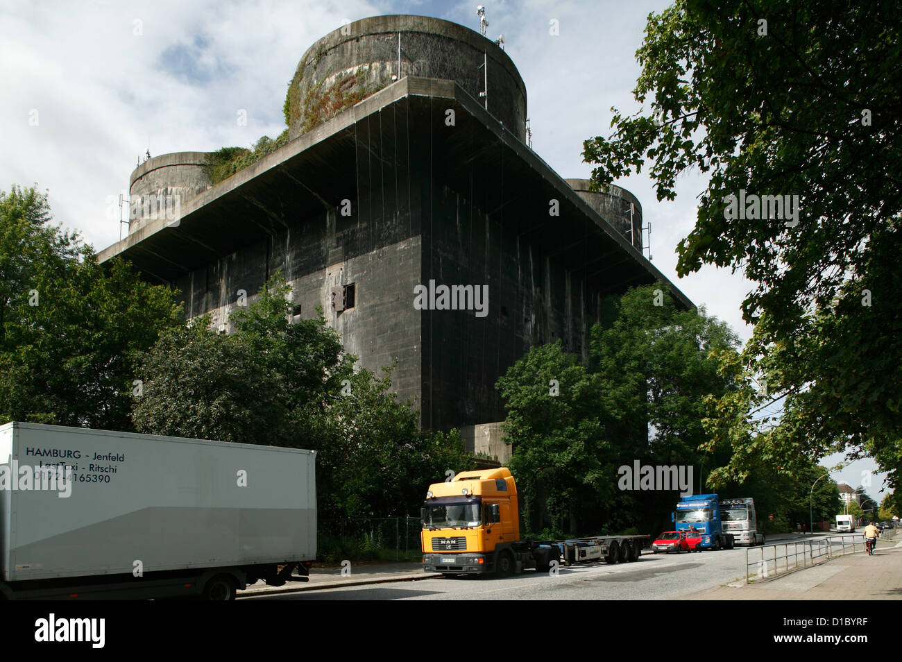 Hambourg, Allemagne, les camions stationnés devant le bunker à Wilhelmsburg Banque D'Images