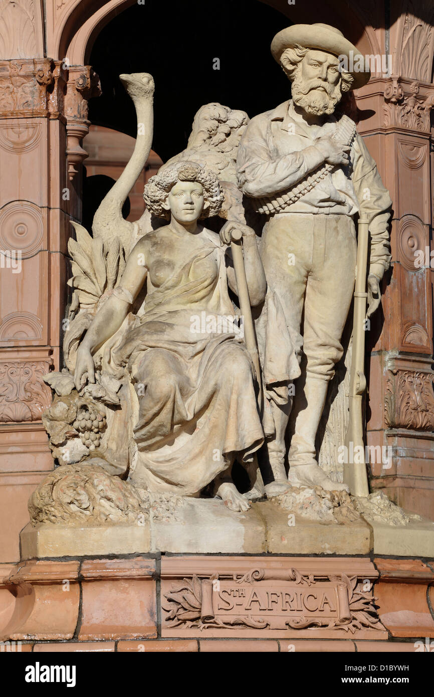 Doulton Fountain Glasgow, détail de la plus grande fontaine en terre cuite du monde, figures représentant l'Afrique du Sud, Glasgow Green public Park, Écosse, Royaume-Uni Banque D'Images