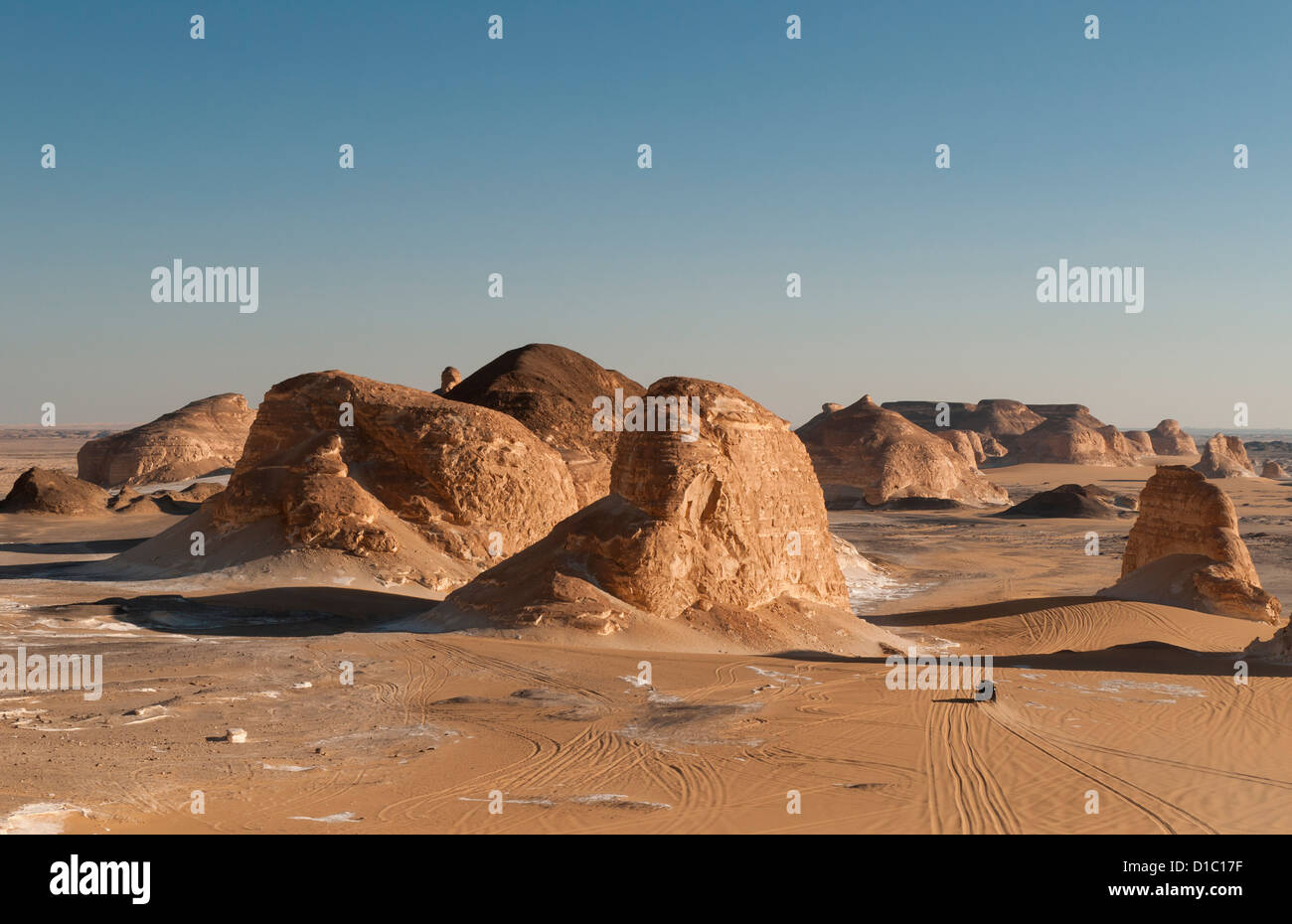 4X4, El Akabat (Agabat) Rock Formations, Jamahiriya (Ouest), l'Egypte du désert Banque D'Images