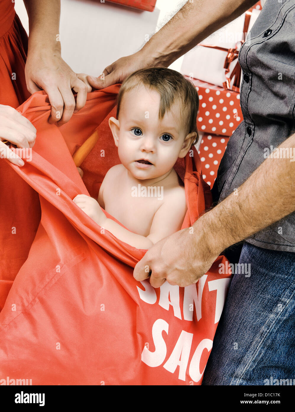Noël bébé fille est sorti d'santa sac. Banque D'Images