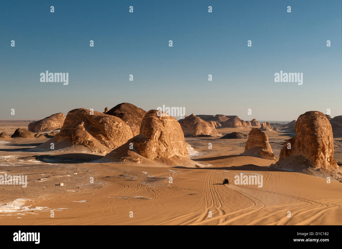 4X4, El Akabat (Agabat) Rock Formations, Jamahiriya (Ouest), l'Egypte du désert Banque D'Images