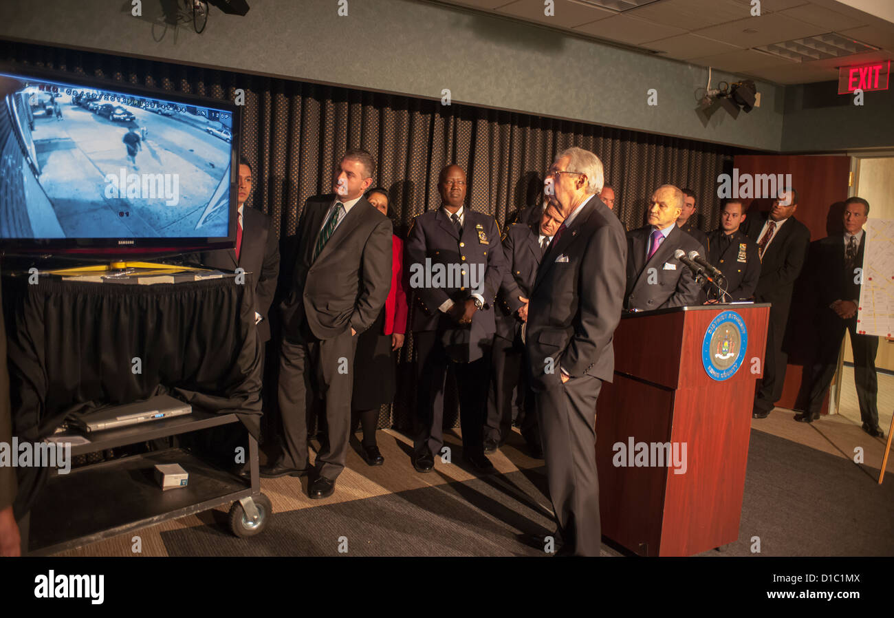 Le Procureur du district de Brooklyn Charles Hynes, avec le commissaire de la police Ray Kelly, à podium lors d'une conférence de presse Banque D'Images