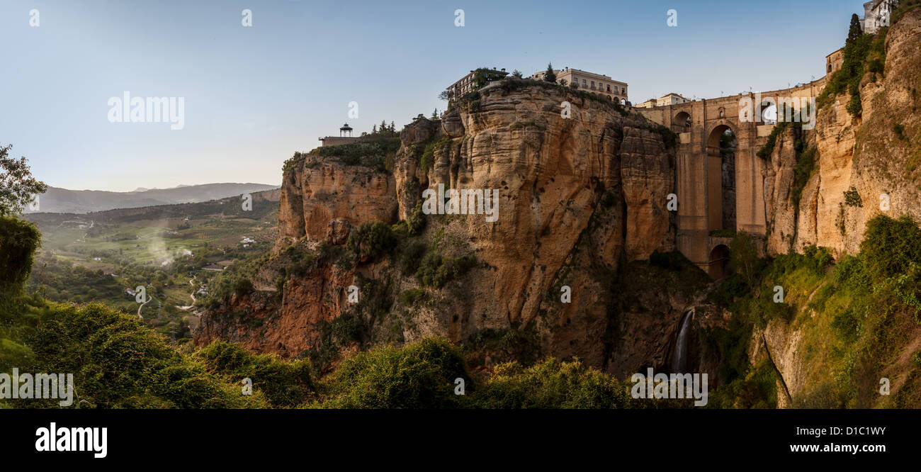 Vue panoramique sur les falaises sur le côté de la vieille ville de Ronda, Espagne et le pont sur les gorges du Tage Banque D'Images