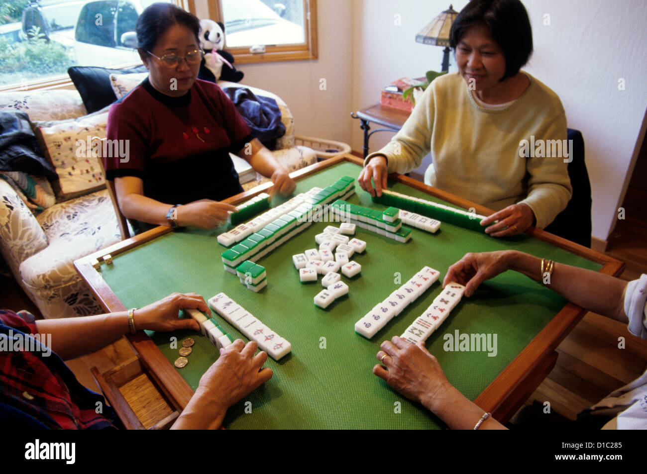 Quatre femmes chinoises jouent un match amical de mahjong Banque D'Images