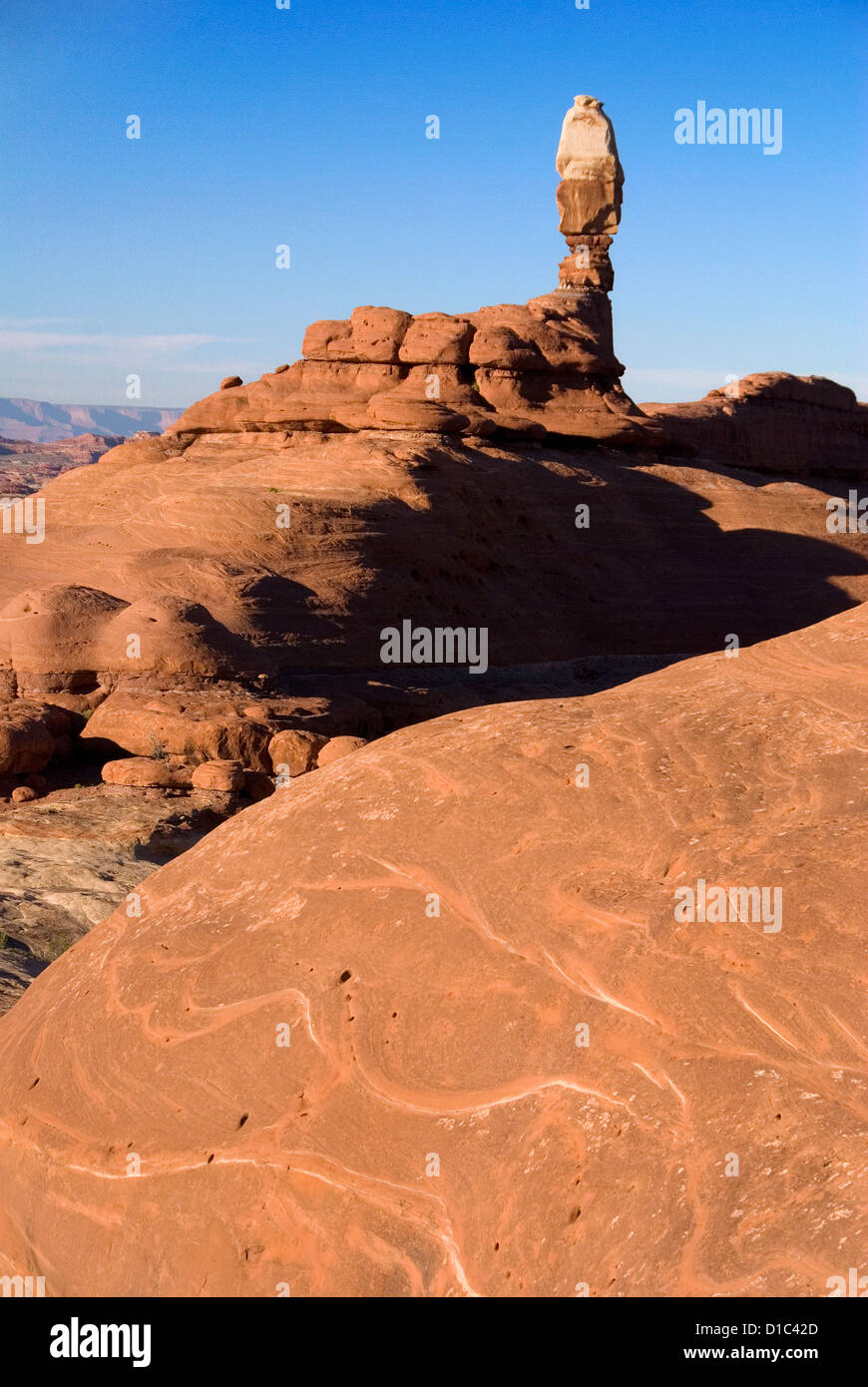 Pente de grès et pinnacle dans les aiguilles District de Canyonlands National Park, en Utah. Banque D'Images