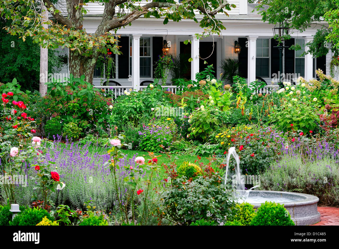 Belle maison et jardins, Edgartown, Martha's Vineyard, Massachusetts, USA Banque D'Images