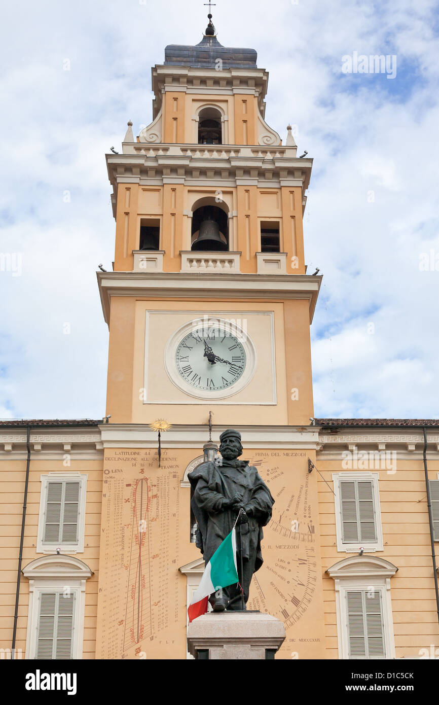 Monument Giuseppe Garibaldi avec horloge clocher de Palazzo del Governatore sur arrière-plan de Parme, Italie Banque D'Images