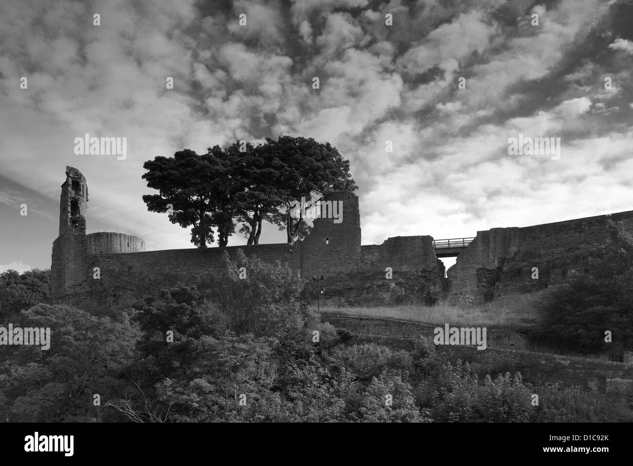 Image panoramique en noir et blanc, des ruines de Barnard Castle, Barnard Castle Town, comté de Durham, de Teesdale, Angleterre, Grande-Bretagne, Royaume-Uni Banque D'Images