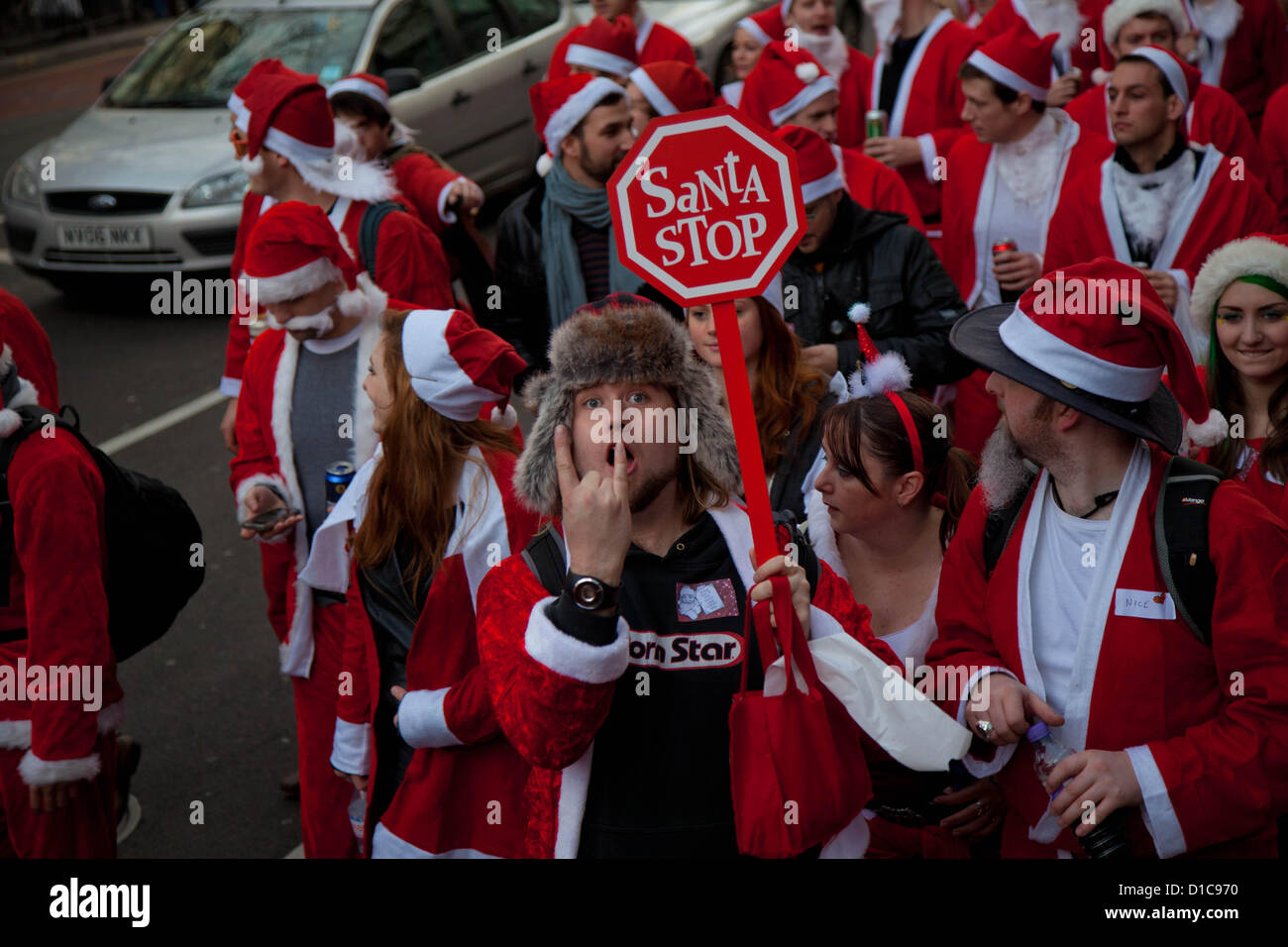 Londres, Royaume-Uni. 15 décembre 2012 Des gens habillés comme Santas prenant part à la Santa Con cas pose devant l'appareil photo. Credit : Nelson Pereira / Alamy Live News Banque D'Images