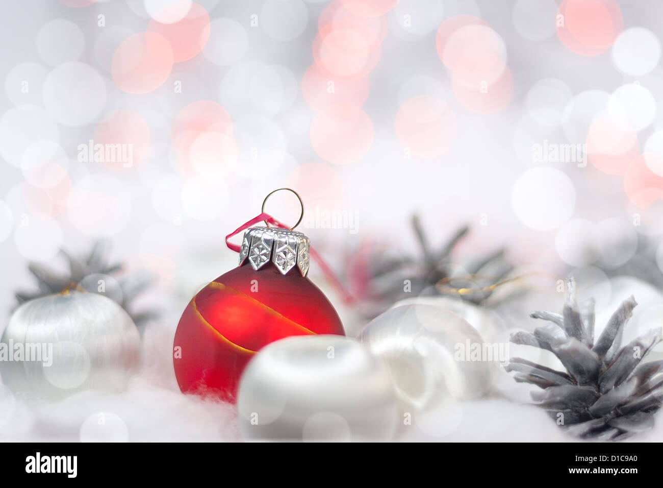 Carte de Noël avec des boules, des pins et bokeh Banque D'Images