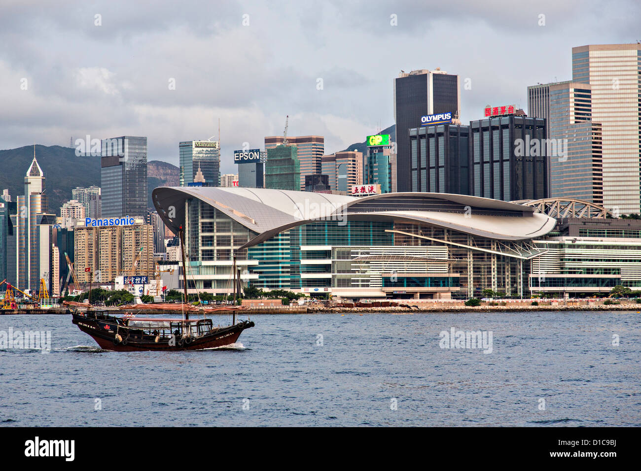 Un laissez-passer de jonque Hong Kong Convention and Exhibition Centre à Victoria Harbour Hong Kong. Banque D'Images