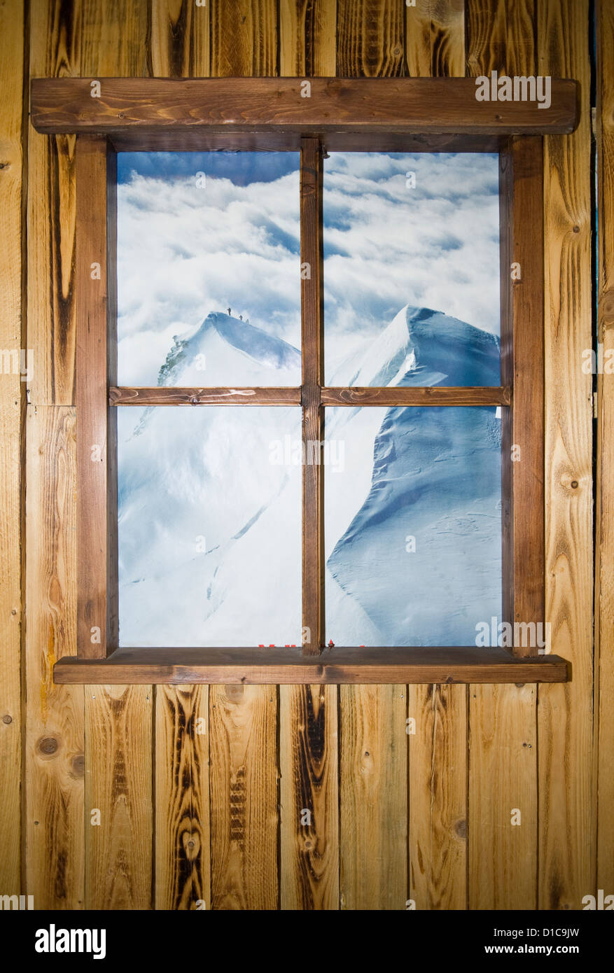 Poster de la montagne et les skieurs, sur un mur dans un restaurant de la vallée d'Aoste - Courmayeur, Italie. Banque D'Images