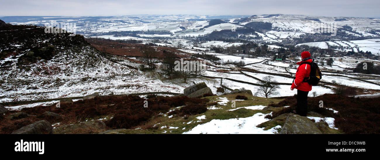 Curbar mâles adultes walker sur edge, hiver, parc national de Peak District, Derbyshire, Angleterre, RU Banque D'Images