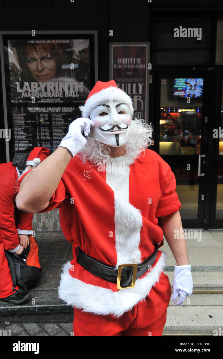 Leicester Square, Londres, Royaume-Uni. 15 décembre 2012. Un père noël anonyme. Santacon 2012 à Londres, des centaines de personnes habillées en Père Noël, les lutins et même les arbres se rassemblent et défilent autour du centre de Londres, la visite des pubs le long de la manière. Crédit : Matthieu Chattle / Alamy Live News Banque D'Images