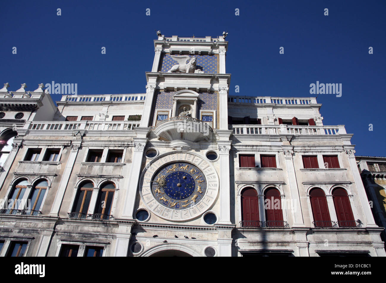 La Clocktower sous un ciel bleu, Venise, Italie, low angle view Banque D'Images
