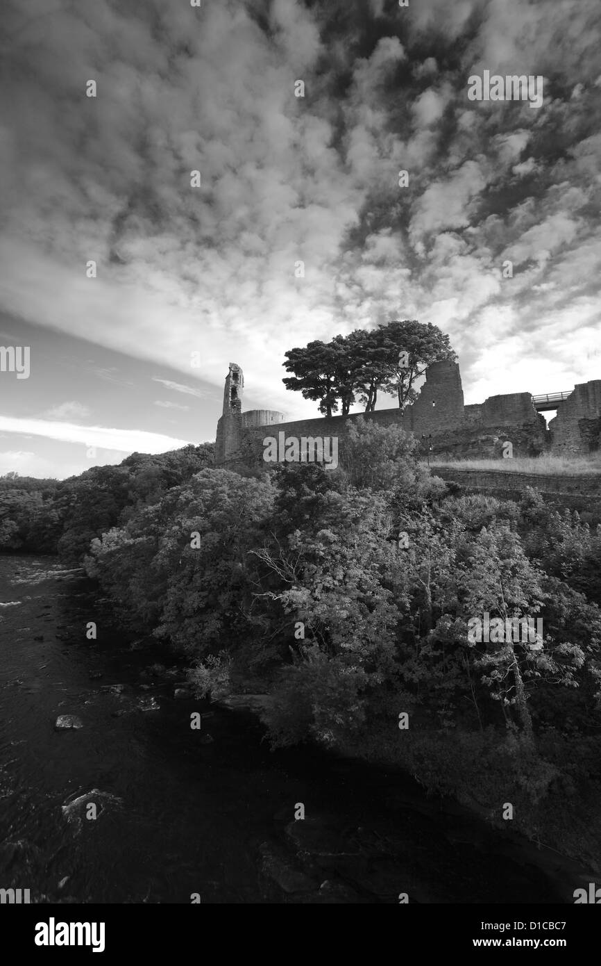 Le noir et blanc vue panoramique des ruines de Barnard Castle, Barnard Castle town, Upper Teesdale, comté de Durham, Angleterre, Grande-Bretagne, Royaume-Uni Banque D'Images