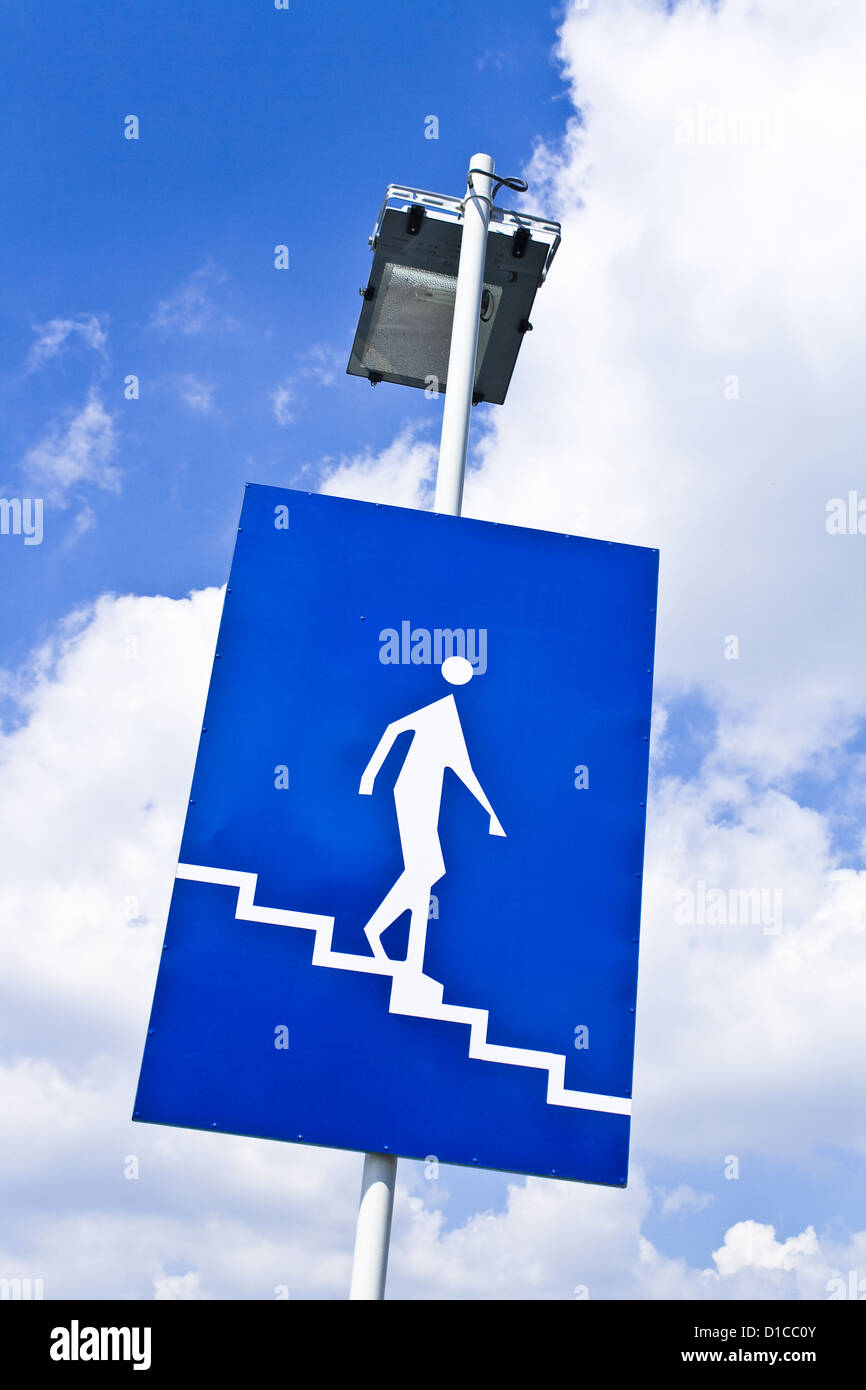 Signe de l'information montrant les escaliers plus de ciel bleu Banque D'Images