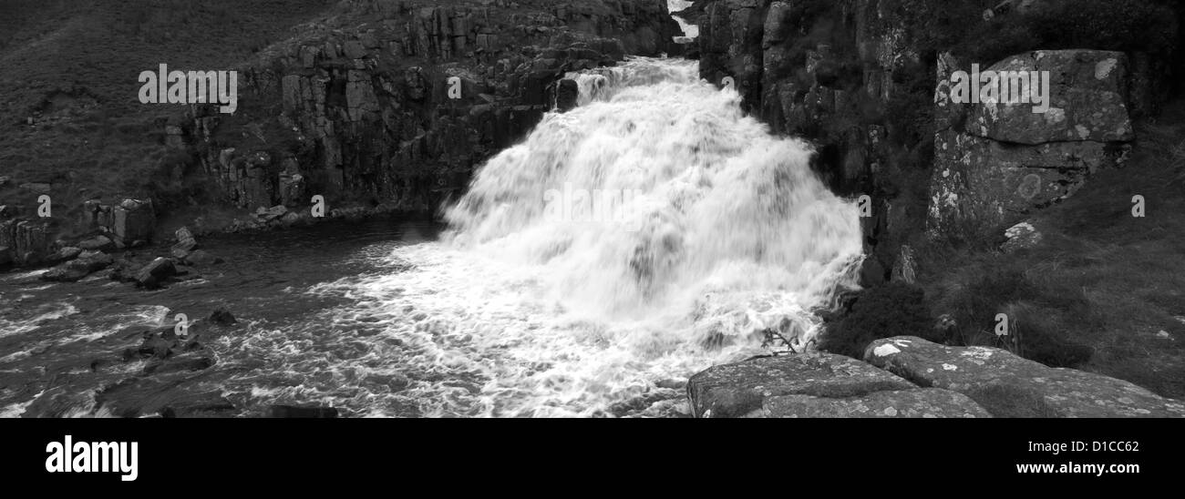 Image panoramique en noir et blanc, museau chaudron cascade, fleuve Tees, Maison du Maure Réserve naturelle nationale, la région de Teesdale, Banque D'Images