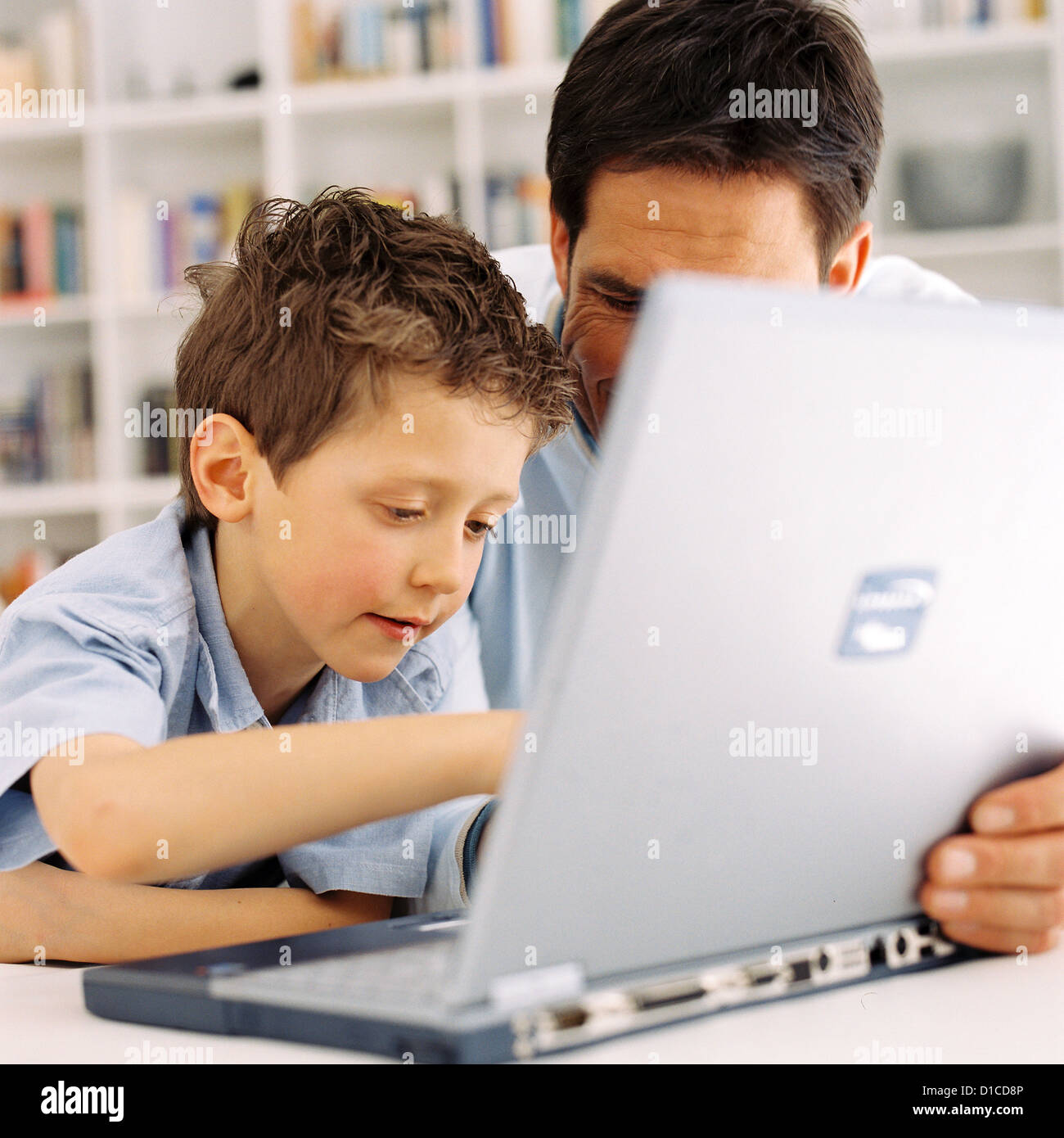 Père et fils looking at laptop Licence gratuite à l'exception des annonces et affiches Banque D'Images
