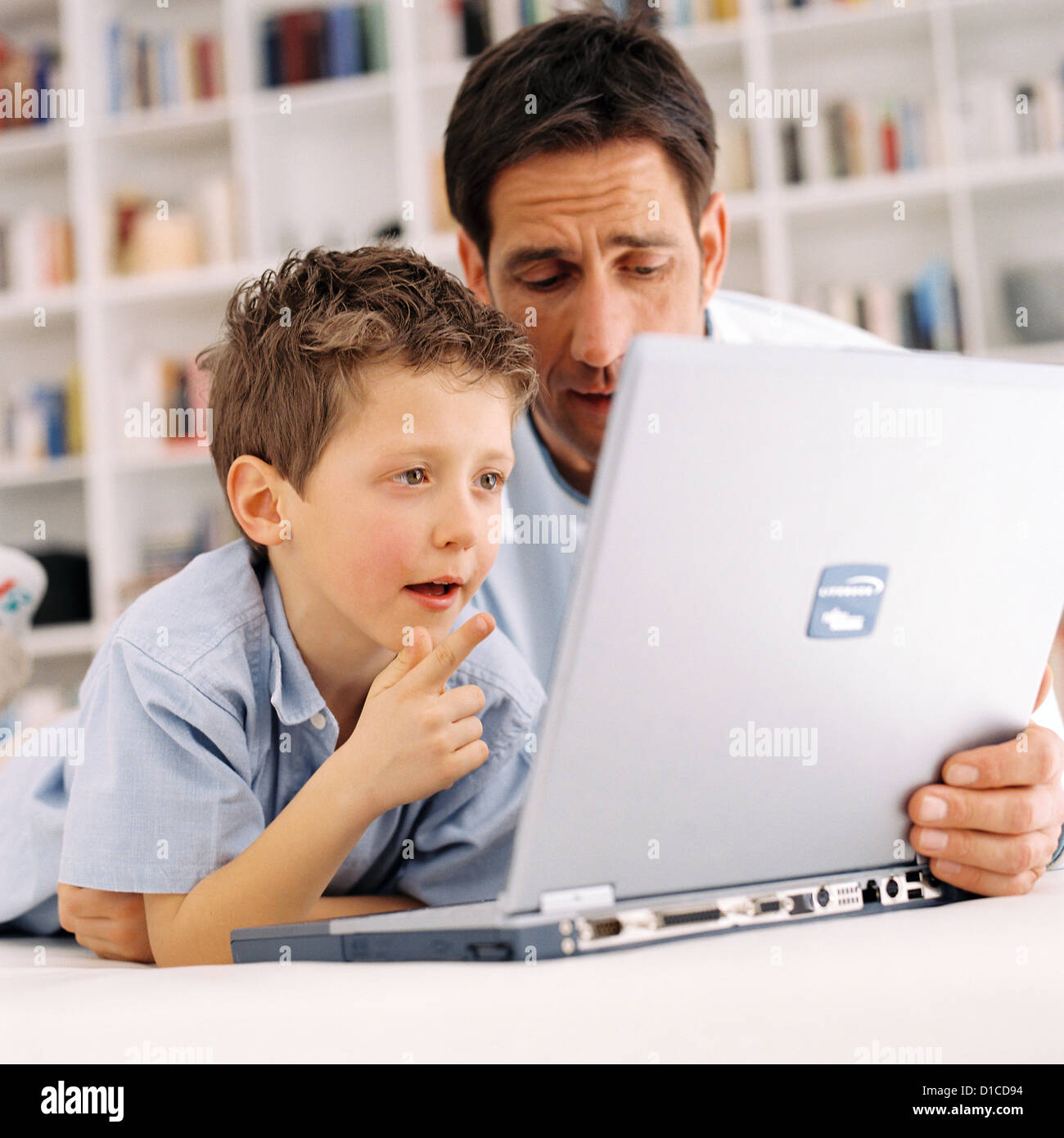 Père et fils looking at laptop Licence gratuite à l'exception des annonces et affiches Banque D'Images