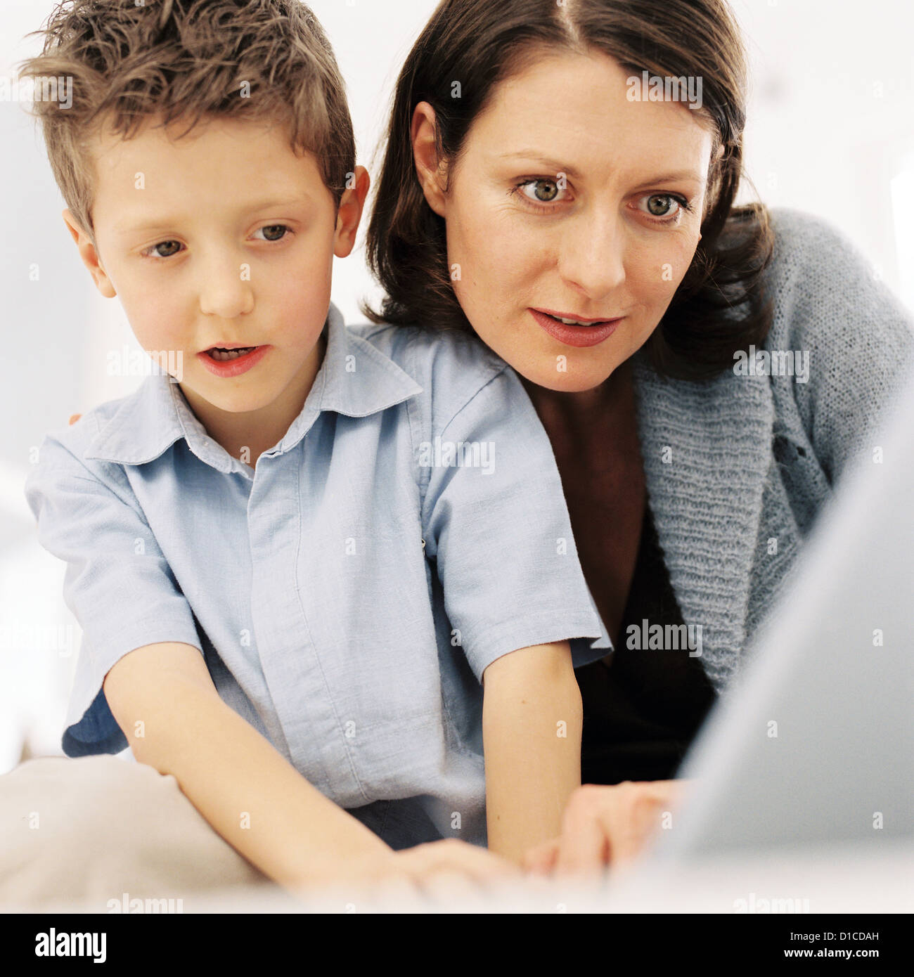 Mère et fils looking at laptop Licence gratuite à l'exception des annonces et affiches Banque D'Images
