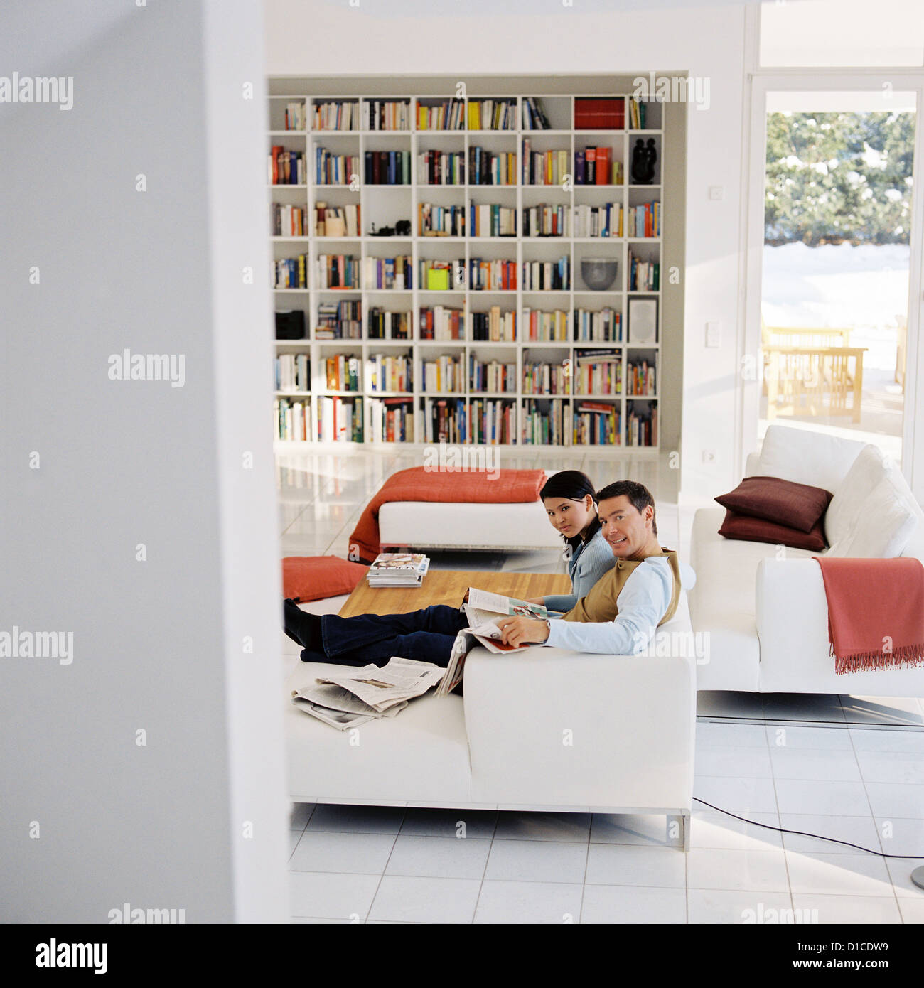 Couple Relaxing on Sofa Licence gratuite à l'exception des annonces et affiches Banque D'Images