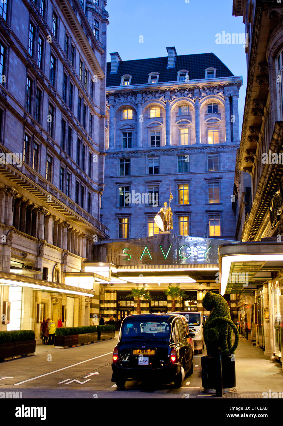 La nuit, le Savoy Hotel Strand London England UK Banque D'Images