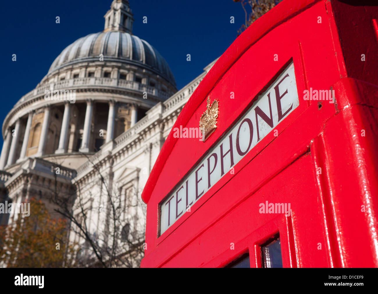 Icônes Londres téléphone rouge traditionnel fort et le dôme de la Cathédrale St Paul Ville de London England UK Banque D'Images