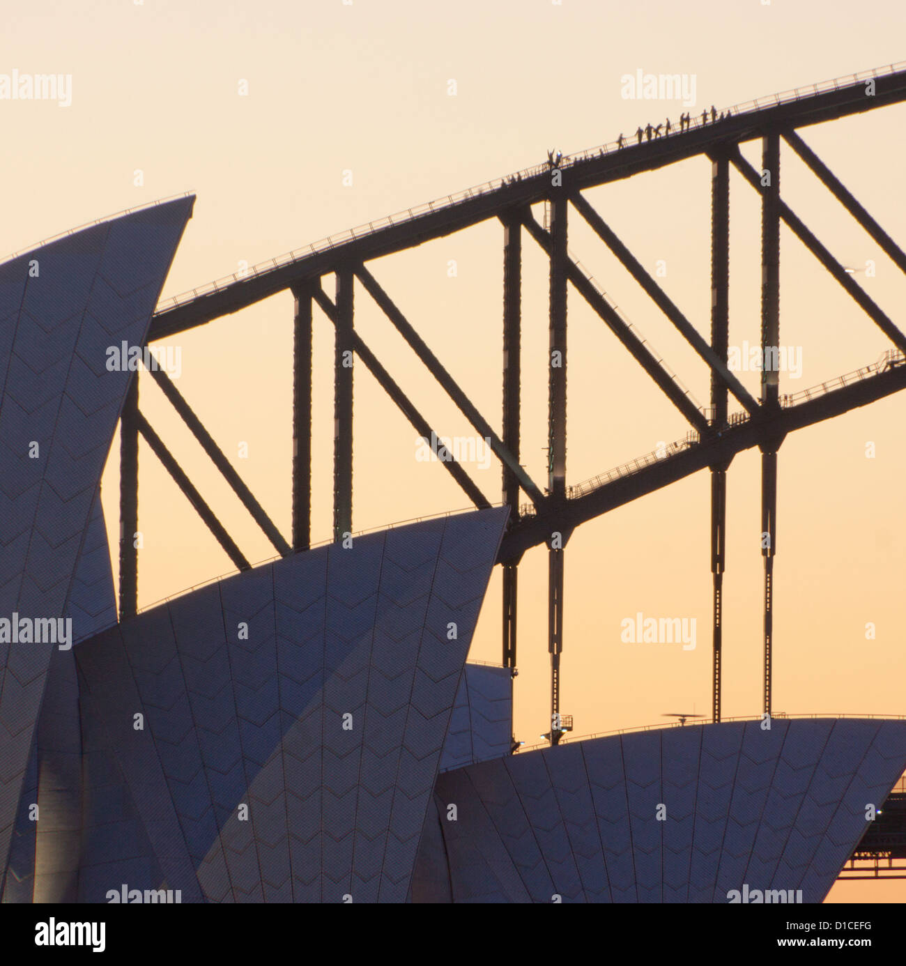Sydney Harbour Bridge Grimpeurs au coucher du soleil avec des voiles de Opéra en premier plan Sydney New South Wales Australie Banque D'Images
