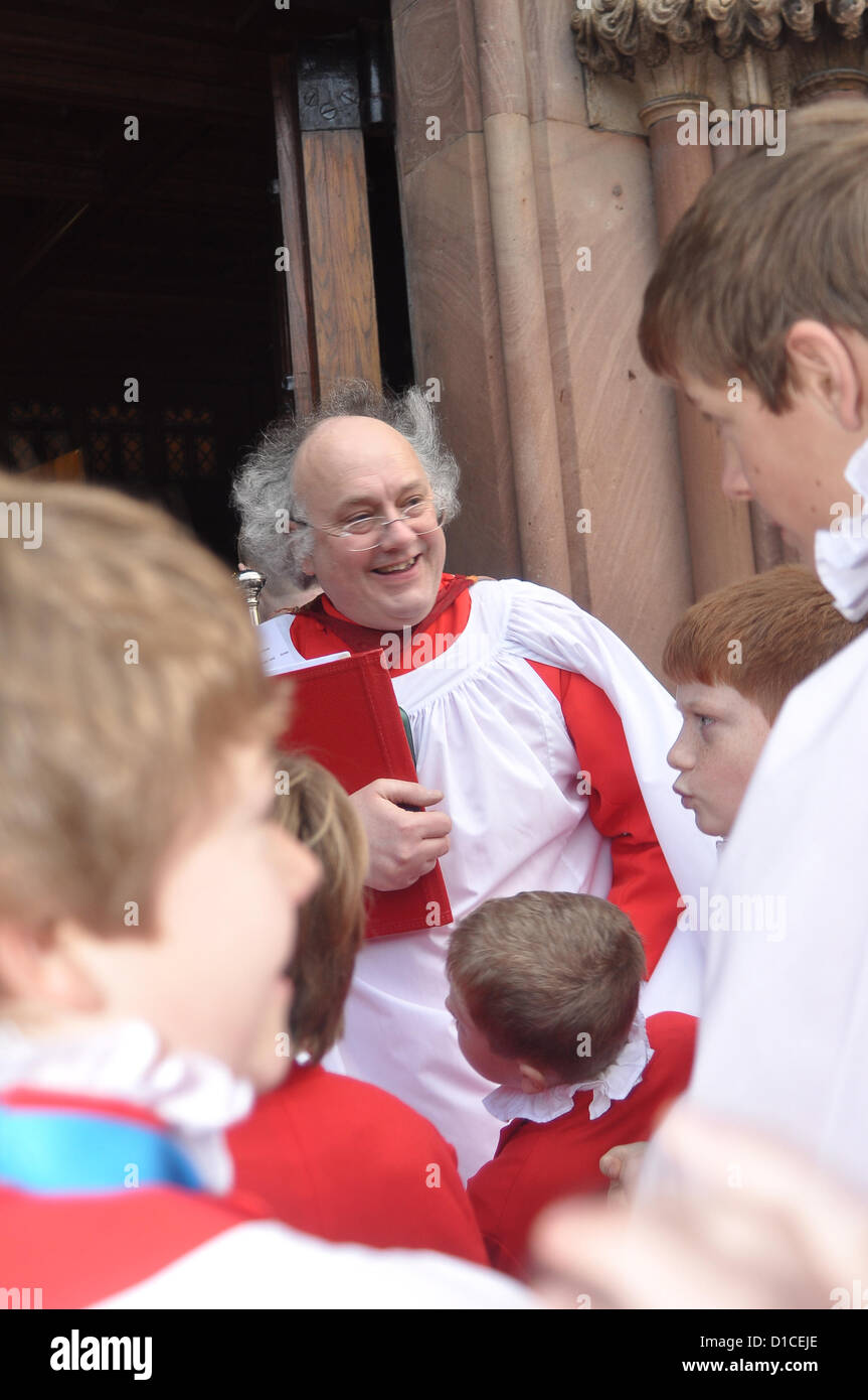 Armagh, en Irlande du Nord, Royaume-Uni. 15 décembre 2012. Organiste de la cathédrale, Theo Saunders, parle à la chorale avant l'intronisation des plus Pasteur Dr Richard Clarke en tant qu'Église d'Irlande l'archevêque d'Armagh St Patrick's Cathedral, Armagh, N.Irlande 15 décembre 2012 Credit : LiamMcArdle.com/ Alamy Live News Banque D'Images