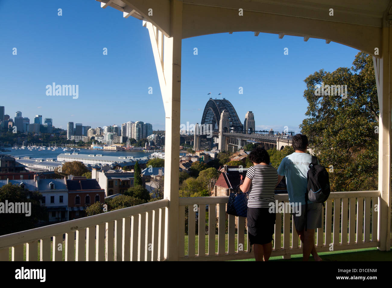 Couple à la recherche de pavillon dans le parc de l'Observatoire de Sydney Harbour Bridge et le Harbour Rocks Sydney New South Wales Austr Banque D'Images