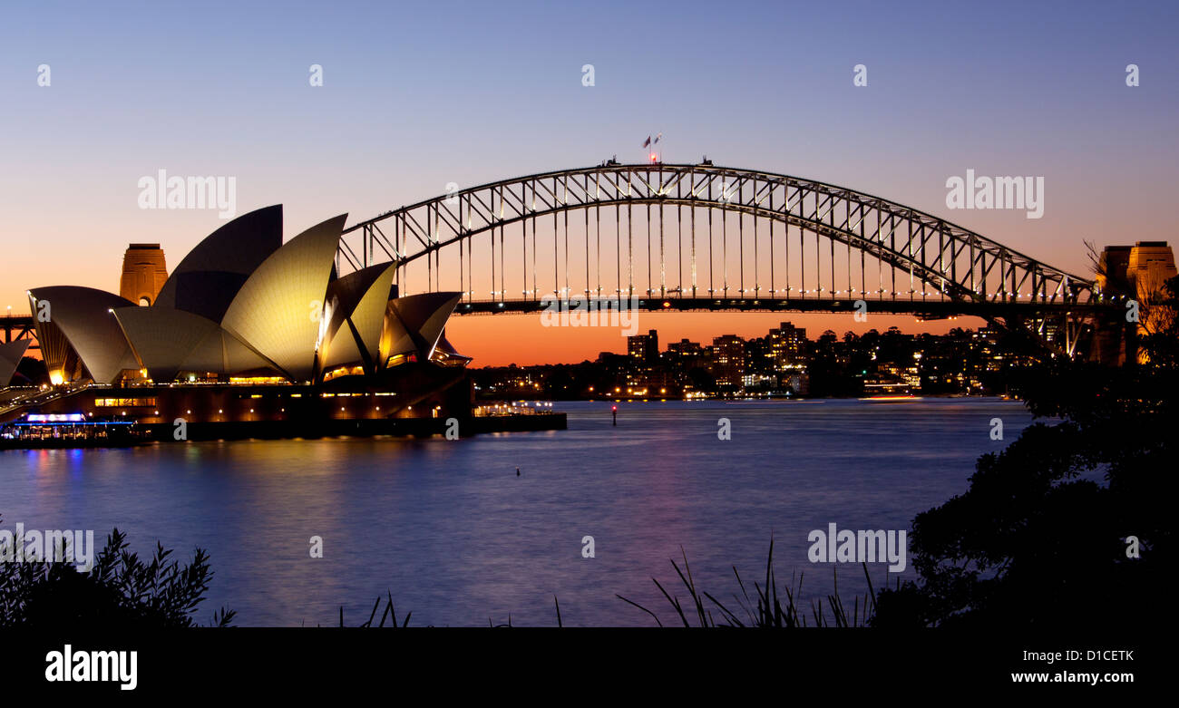 Opéra de Sydney et le Harbour Bridge au crépuscule avec red sunset sky Sydney New South Wales Australie Banque D'Images