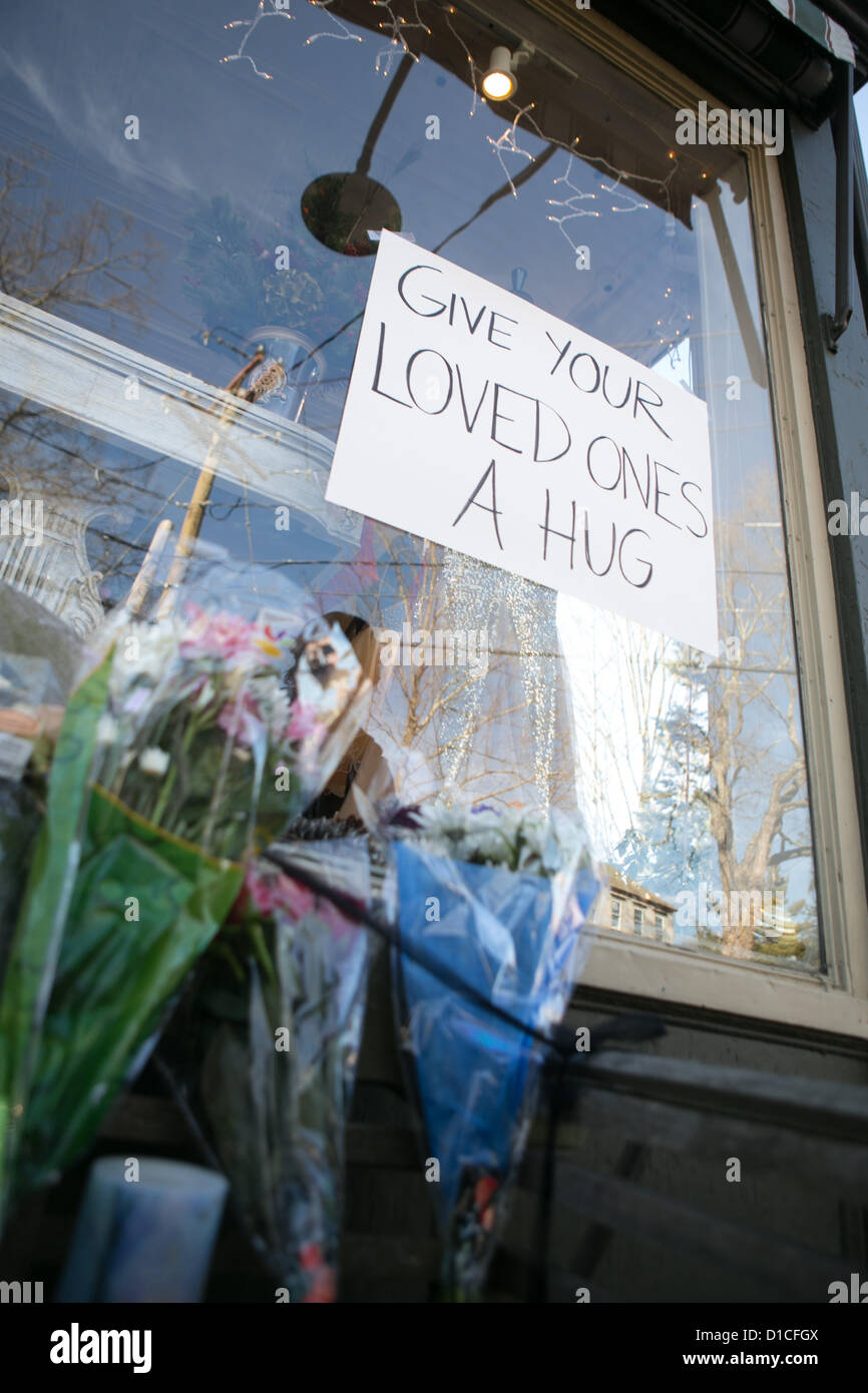 15 décembre 2012 - un signe à Newtown, TC concernant la prise de vue de l'école élémentaire de Sandy Hook le samedi 15 Décembre, 2012. Homme Adam Lanza, 20 ans, a ouvert le feu à l'école tôt vendredi matin. (Crédit Image : © Nicolas Czarnecki/ZUMAPRESS.com) Banque D'Images