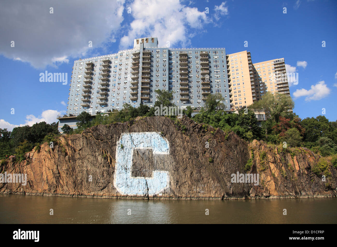 C'Rock. L'Université de Columbia varsity C peinte sur un rocher, Riverdale, Harlem River, Bronx, New York City, USA Banque D'Images