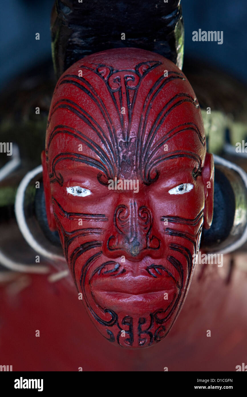 Figure de proue des Maoris sur le canoë de guerre Ngatokimatawhaorua, construit en 1940 par le peuple Maori Nga Puhi, du Traité de Waitangi, NZ. Banque D'Images