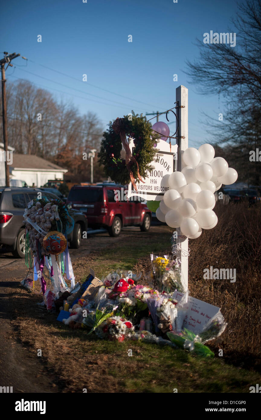 Newtown, CT, USA. Le 15 décembre, 2012. Un mémorial près de l'école élémentaire de Sandy Hook à Newtown, TC samedi après-midi, pour se souvenir des victimes de la fusillade de Newtown, CT le 15 décembre 2012. (Photo par Gordon M. Grant) Banque D'Images