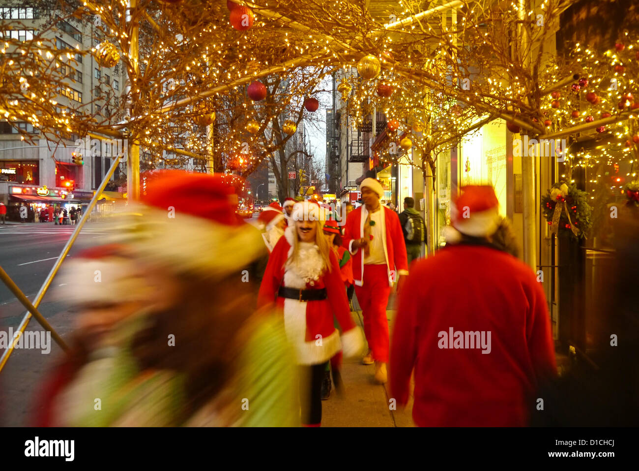 NEW YORK, NY - 15 DÉCEMBRE : fêtards s'habillé en père Noël au cours de l'événement annuel SantaCon le 15 décembre 2012 à New York. (Photo de Donald Bowers) Banque D'Images