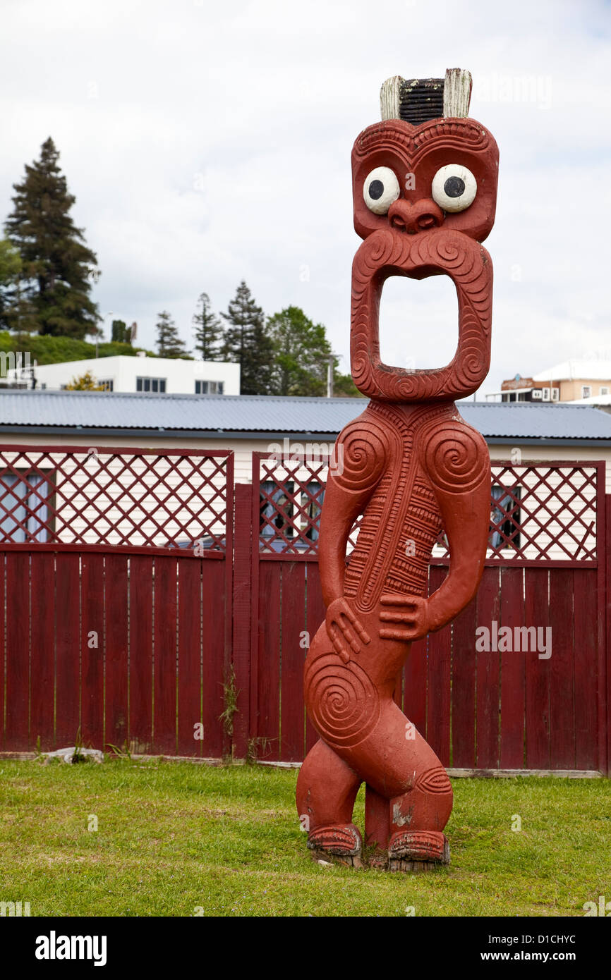Totem maori à une sentinelle, Ohinemutu Village, Rotorua, île du nord, en Nouvelle-Zélande. Banque D'Images