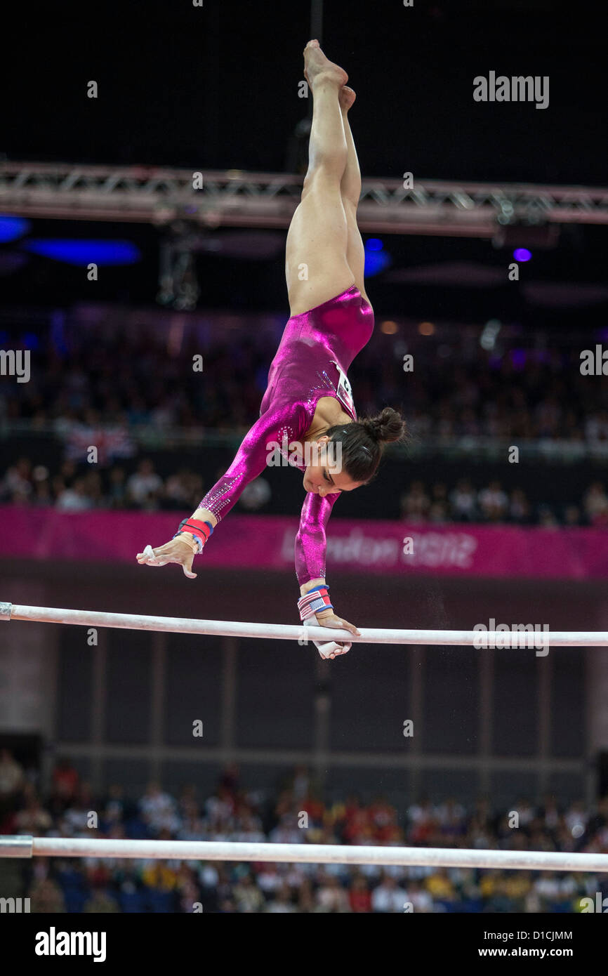 Alexandra Raisman (USA) qui se font concurrence sur les barres asymétriques femmes lors du concours général individuel au Jeux Olympiques d'été 2012 Banque D'Images