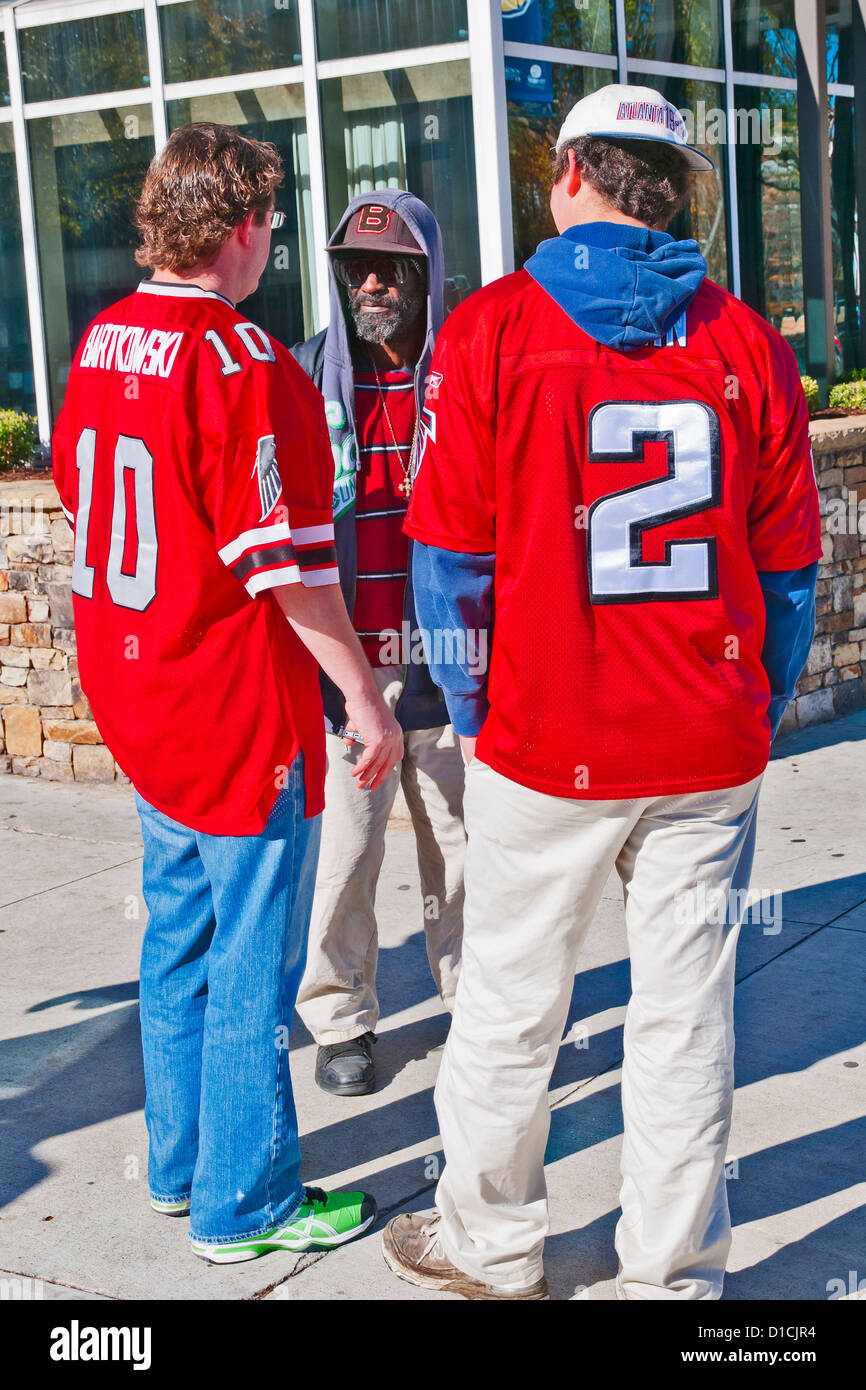 Des fans de football dans l'équipe des Falcons d'Atlanta T-short parlant avec African American man, Atlanta, USA, Geogia Banque D'Images