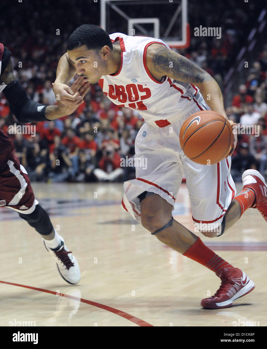 15 décembre 2012 - Albuquerque, NM, États-Unis - l'UNM'S #  10 Kendall Williams vers les disques durs avec la peinture NMSU # 23 Daniel Mullings garder samedi après-midi dans la fosse que le Lobos battre les Aggies 73-58. Samedi, 15 Décembre, 2012. (Crédit Image : © Jim Thompson/Albuquerque Journal/ZUMAPRESS.com) Banque D'Images