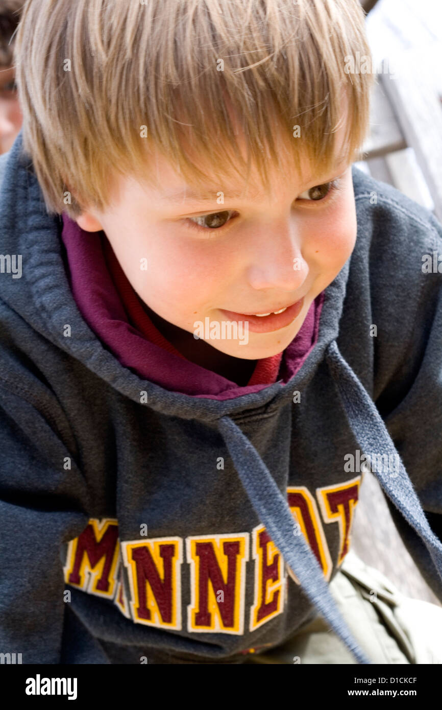 Portrait of happy boy 9 ans portant un sweat St Paul Minnesota Minnesota MN USA Banque D'Images