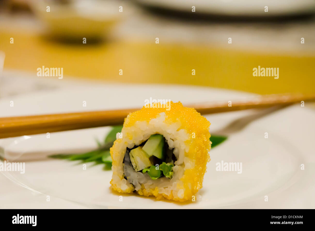 California sushi sur le plat blanc et baguette Banque D'Images