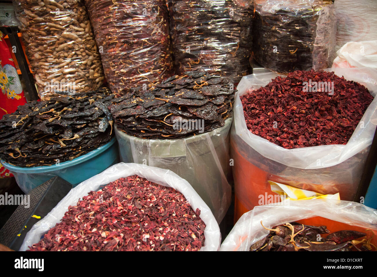 Sacs de Jamaïque ou d'hibiscus séchées pétales, Tamarin et de piments au marché de Xochimilco - Mexico DF Banque D'Images