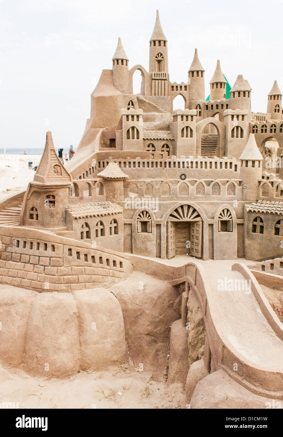 Grand château de sable sur la plage pendant une journée d'été Banque D'Images