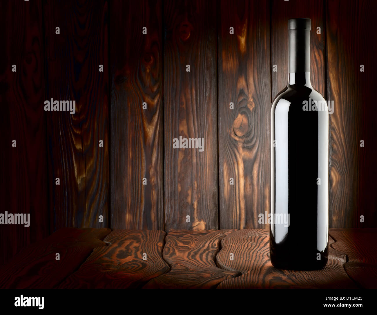 Bouteille de vin rouge sur un fond de bois Banque D'Images