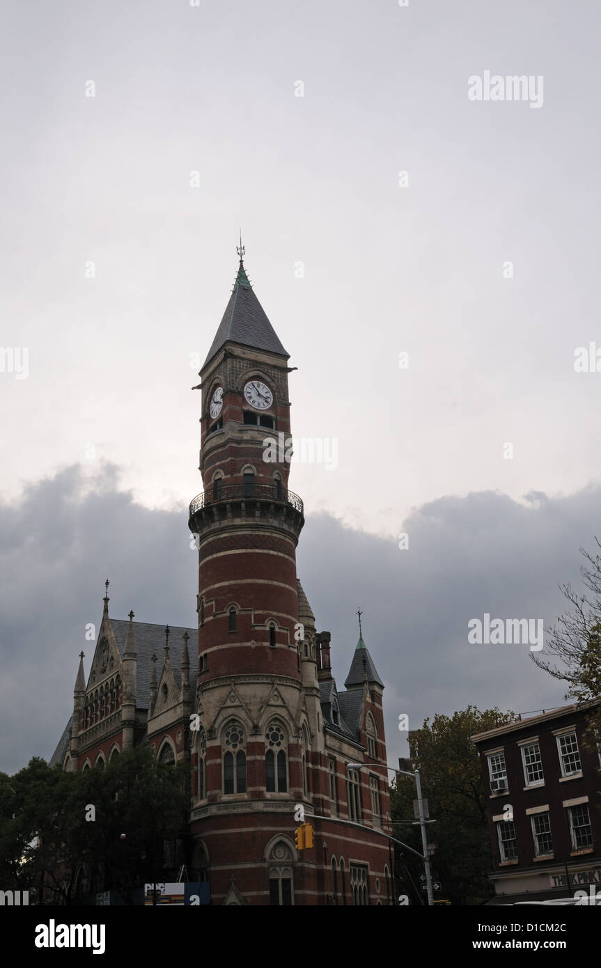 L'ancien palais de Jefferson Market à New York City's Greenwich Village, maintenant une bibliothèque publique, contre un ciel d'orage. Banque D'Images