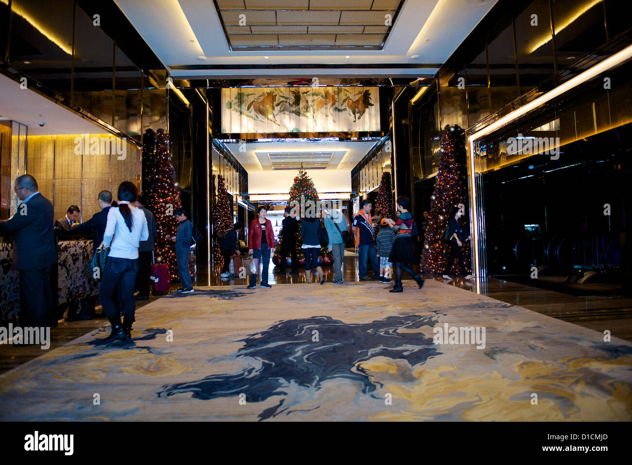 Espace de réception de l'hôtel Ritz-Carlton de la CCI, West Kowloon, Hong Kong durant les vacances de Noël Banque D'Images