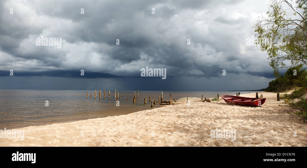 Storm is coming in a lonely beach à sunny summer day Banque D'Images