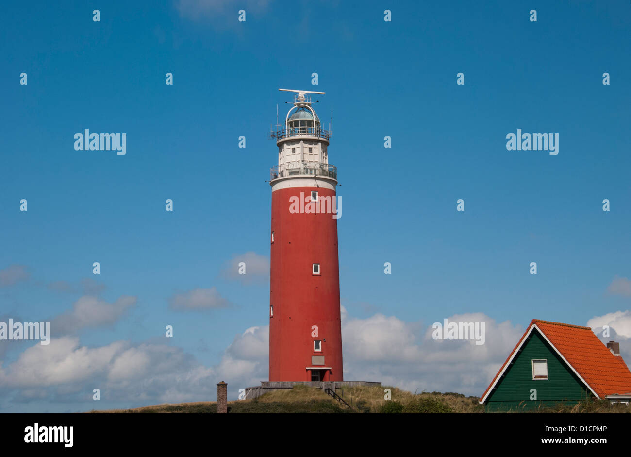 Vue d'un phare à Texel avec un beau ciel Banque D'Images